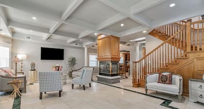 Big 6BR DT SJ Getaway + Huge Backyard