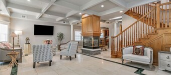 Big 6BR DT SJ Getaway + Huge Backyard