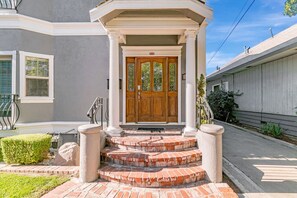 تفاصيل الفندق من الخارج