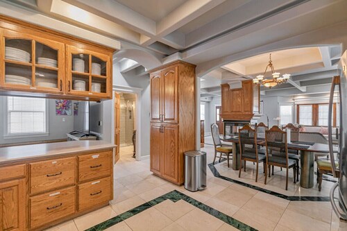 Large 6 Bedroom DT SJ Getaway with Huge Backyard and 2 car garage. Fast Wifi