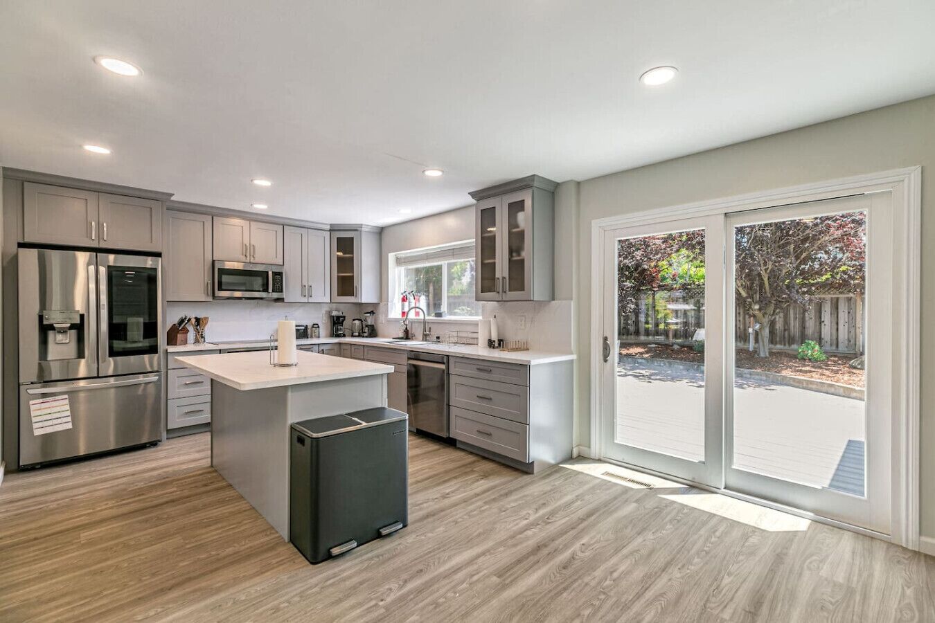 Kylskåp, mikrovågsugn, ugn och spishäll