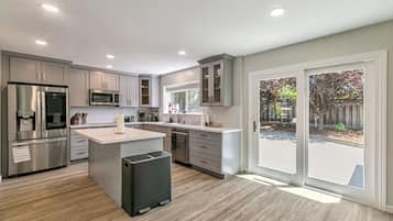 Jääkaappi, mikroaaltouuni, uuni, liesi