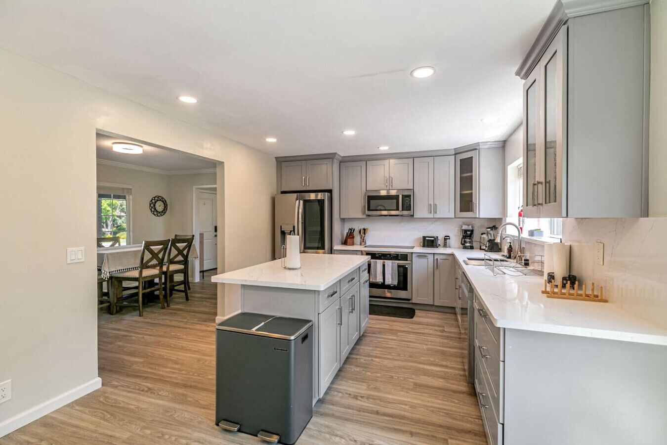 Jääkaappi, mikroaaltouuni, uuni, liesi