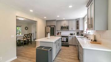 Jääkaappi, mikroaaltouuni, uuni, liesi