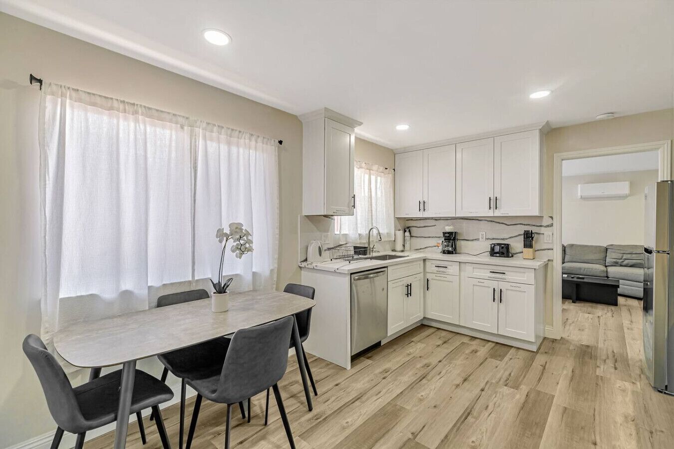 Refrigerador, microondas, horno y parrilla de estufa 