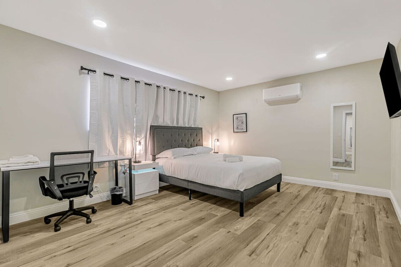 Bureau, fer et planche à repasser, Wi-Fi, draps fournis