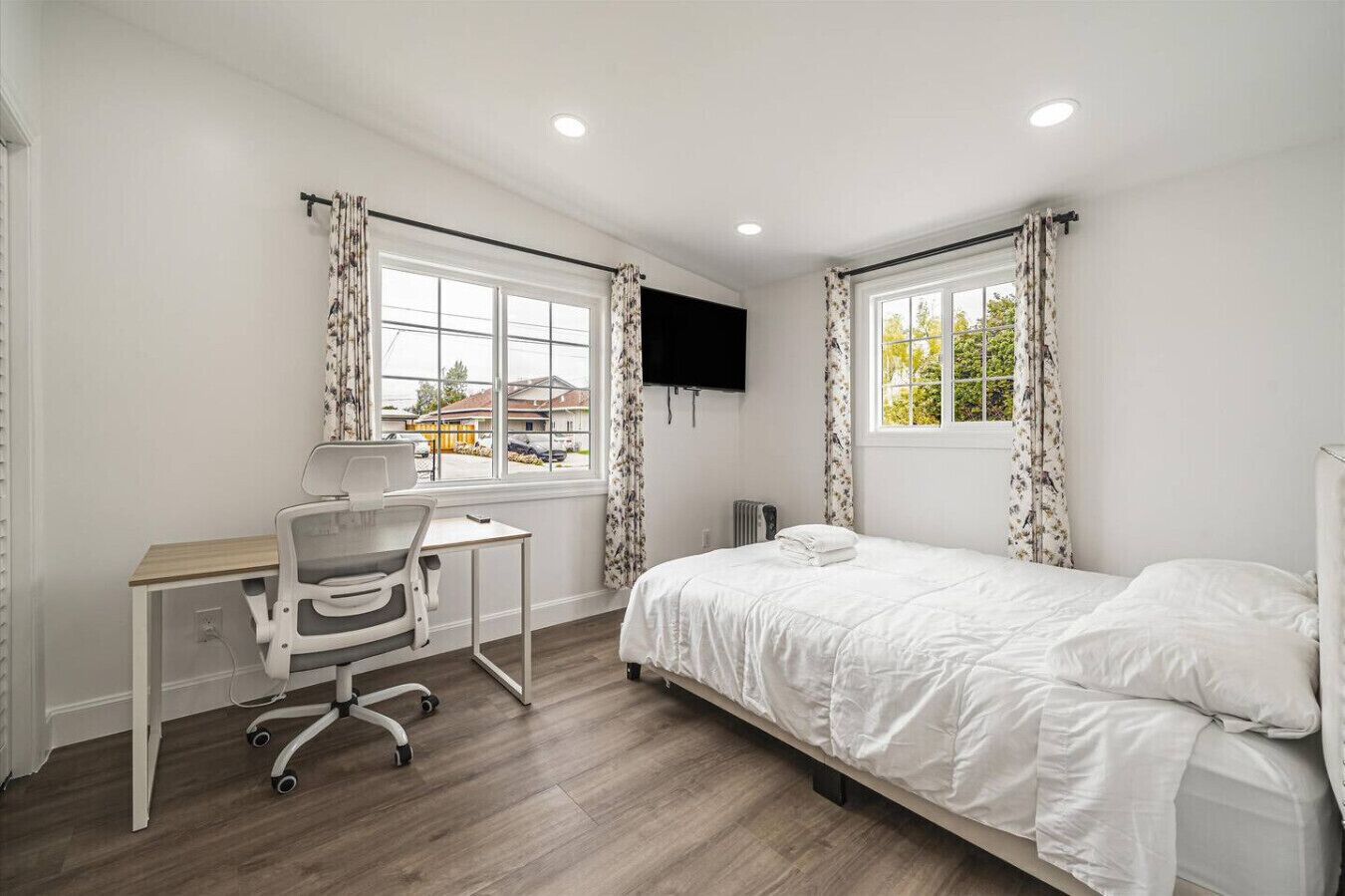 Escritorio, tabla de planchar con plancha y wifi 