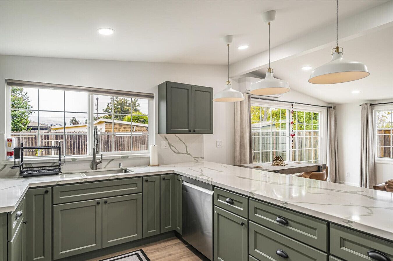 Frigorifero, microonde, piano cottura, lavastoviglie