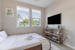 2 bedrooms, desk, iron/ironing board, WiFi