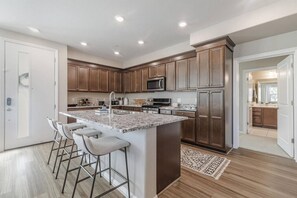 Mikrobølgeovn, ovn, kokeplater og oppvaskmaskin