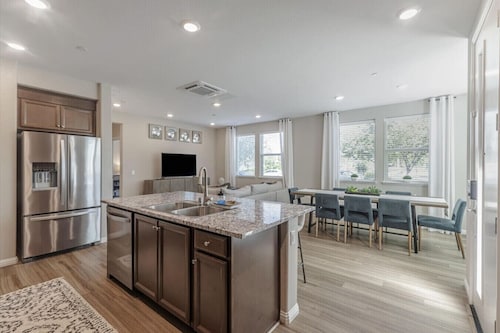 LUXE 2BD Condo w/ Amenities