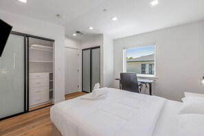 書桌、熨斗/熨衫板、Wi-Fi、床單