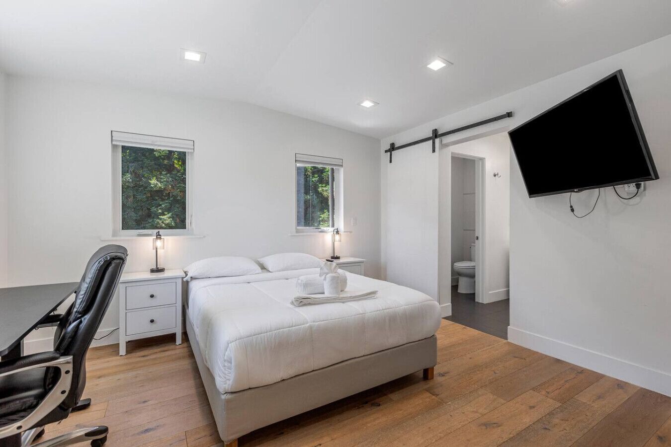 Työpöytä, silitysrauta/-lauta, Wi-Fi, vuodevaatteet