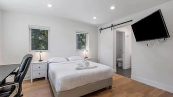 Escritorio, tabla de planchar con plancha, wifi y ropa de cama