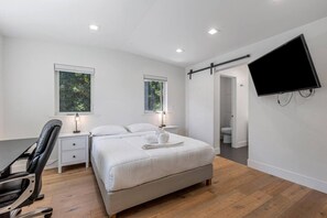 办公桌、熨斗/熨衣板、WiFi、床单