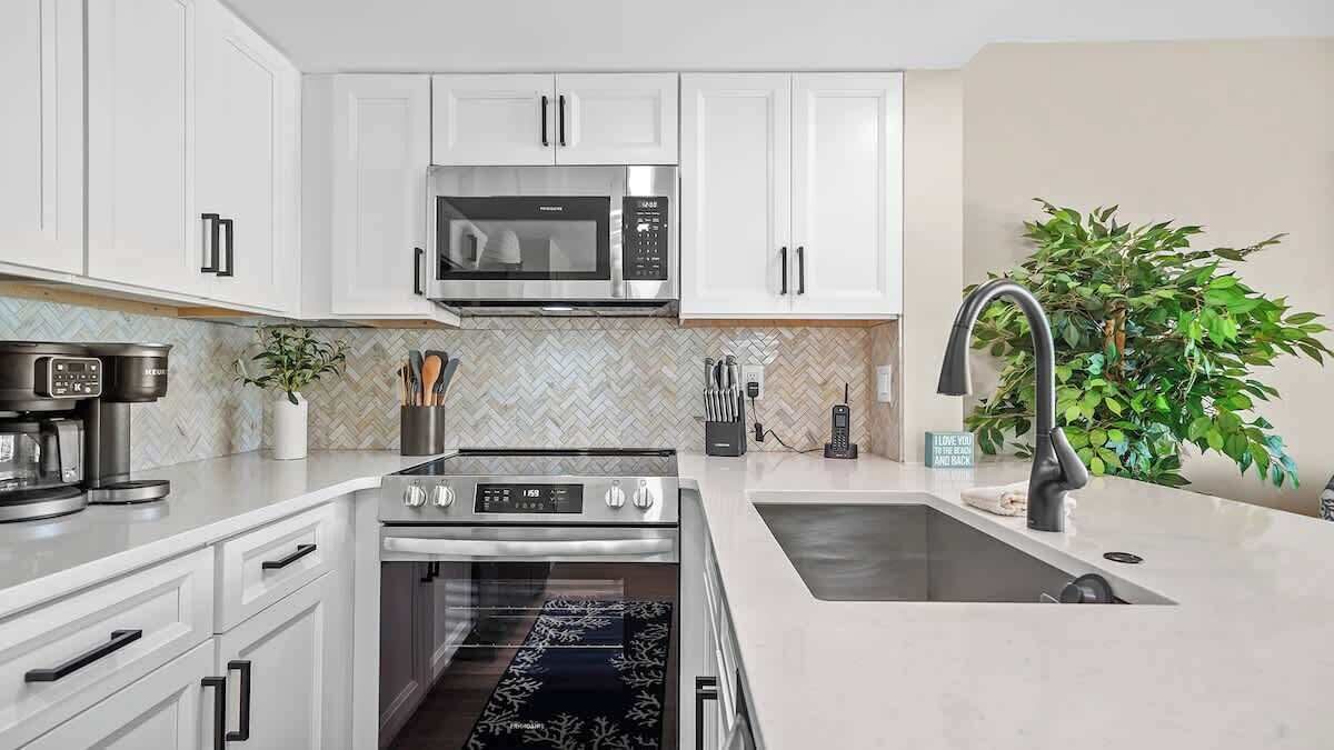 Kjøleskap, mikrobølgeovn, ovn og kokeplater