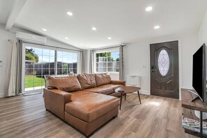 Living area - Luxury suite w/ private bath in Central Fremont (Fremont)