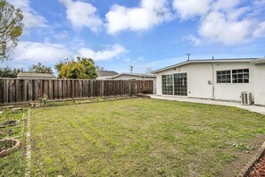 Property grounds - Luxury suite w/ private bath in Central Fremont (Fremont)