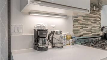 雪櫃、微波爐、焗爐、爐具