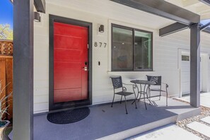 Outdoor dining - Luxury Private Bedroom steps from DT Mt View (Mountain View)