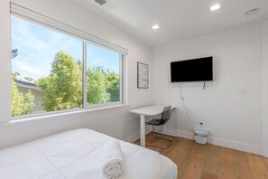 Desk, iron/ironing board, WiFi, bed sheets - Luxury Private Bedroom steps from DT Mt View (Mountain View)