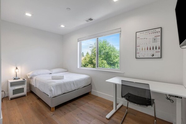 Desk, iron/ironing board, WiFi, bed sheets - Luxury Private Bedroom steps from DT Mt View (Mountain View)