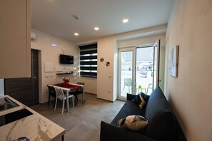 Comfort Apartment (Livia) | Private kitchen | Full-size fridge, oven, stovetop, highchair - Dimora Domitia (Mondragone)