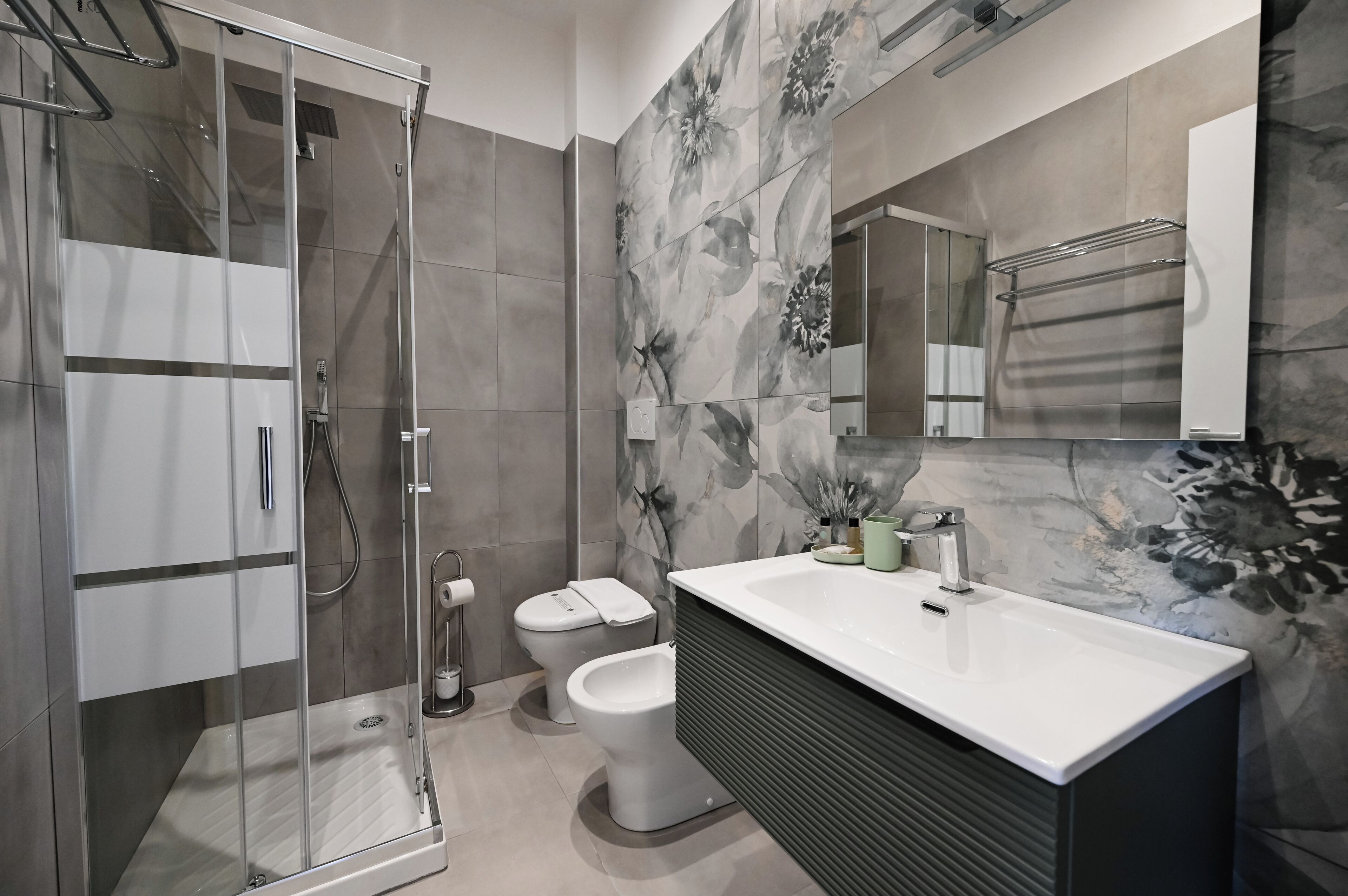 Appartamento Comfort (Soemia) | Bagno | Doccia, set di cortesia gratuito, asciugacapelli, asciugamani