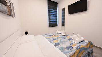 Appartamento Comfort (Domitia Longina) | Una cassaforte in camera, tende oscuranti, insonorizzazione