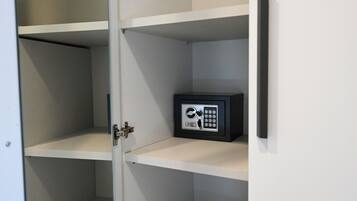 Comfort Apartment (Giulia) | In-room safe, blackout curtains, soundproofing, iron/ironing board