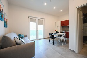 Comfort Apartment (Soemia) | Private kitchen | Full-size fridge, oven, stovetop, highchair - Dimora Domitia (Mondragone)