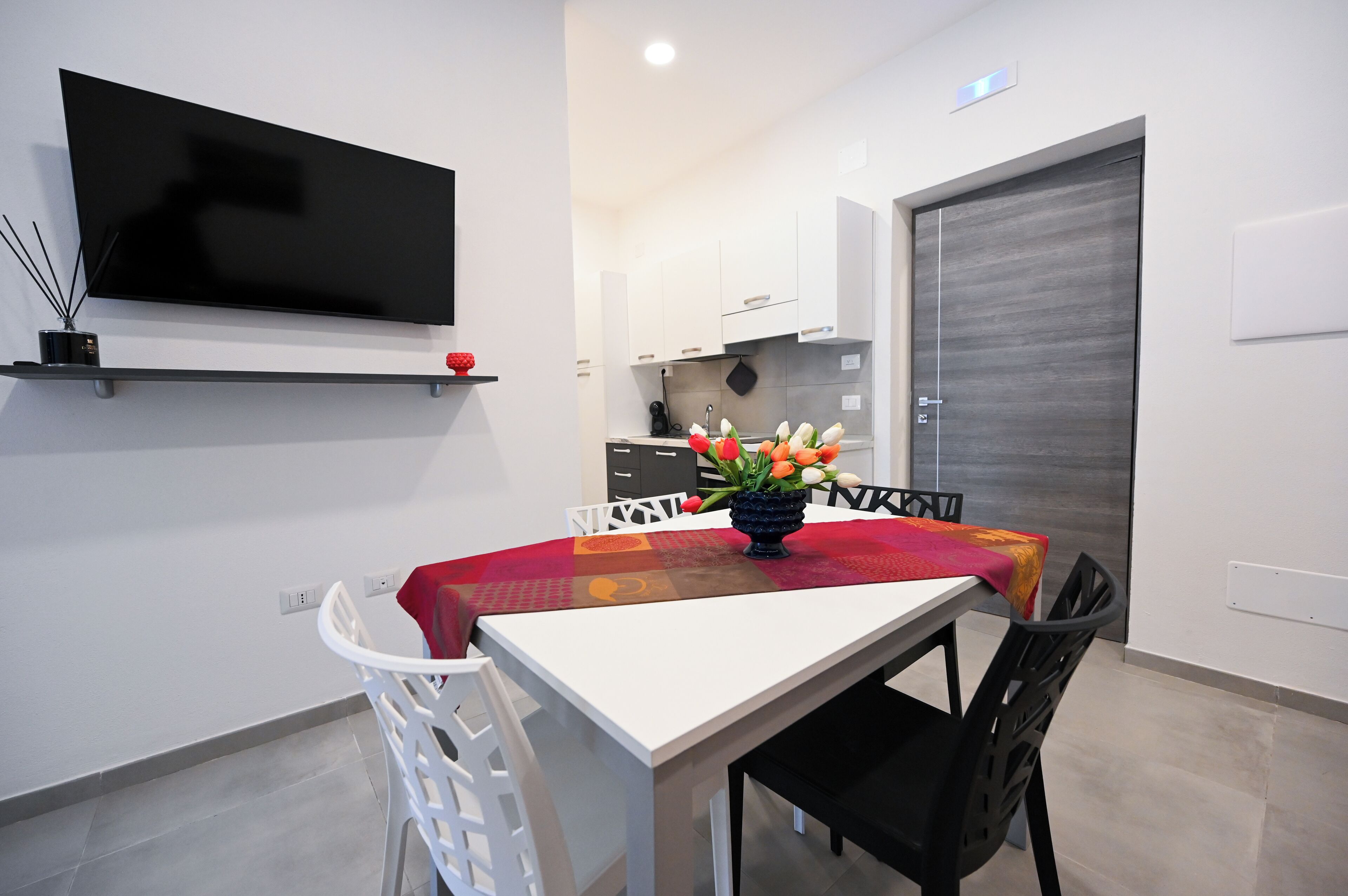 Comfort appartement, uitzicht op bergen (Berenice) | Privékeuken | Een koelkast met diepvriezer, een oven, een kookplaat, een kinderstoel