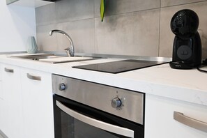 Comfort Apartment (Ottavia) | Private kitchen | Full-size fridge, oven, stovetop, highchair - Dimora Domitia (Mondragone)