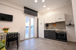 Comfort Apartment, Hot Tub (Afrodite) | Private kitchen | Full-size fridge, oven, stovetop, highchair - Dimora Domitia (Mondragone)