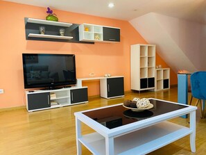 TV - Holiday Home 'Casa La Herradura' with Mountain View, Wi-Fi and Air Conditioning (La Herradura)