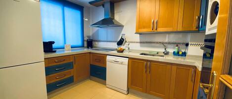 Jääkaappi, mikroaaltouuni, uuni, liesi