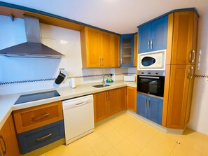 Frigorífico, microondas, horno y placa de cocina