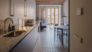 Una cocina moderna con fregadero, estufa y comedor.