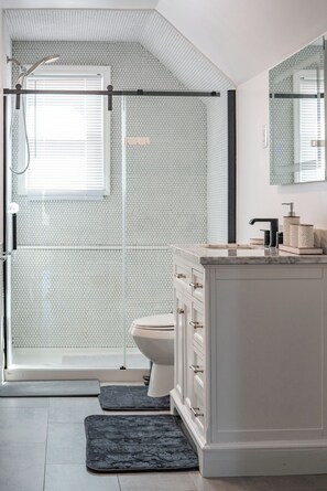 Haartrockner, Bidet, Handtücher, Toilettenpapier