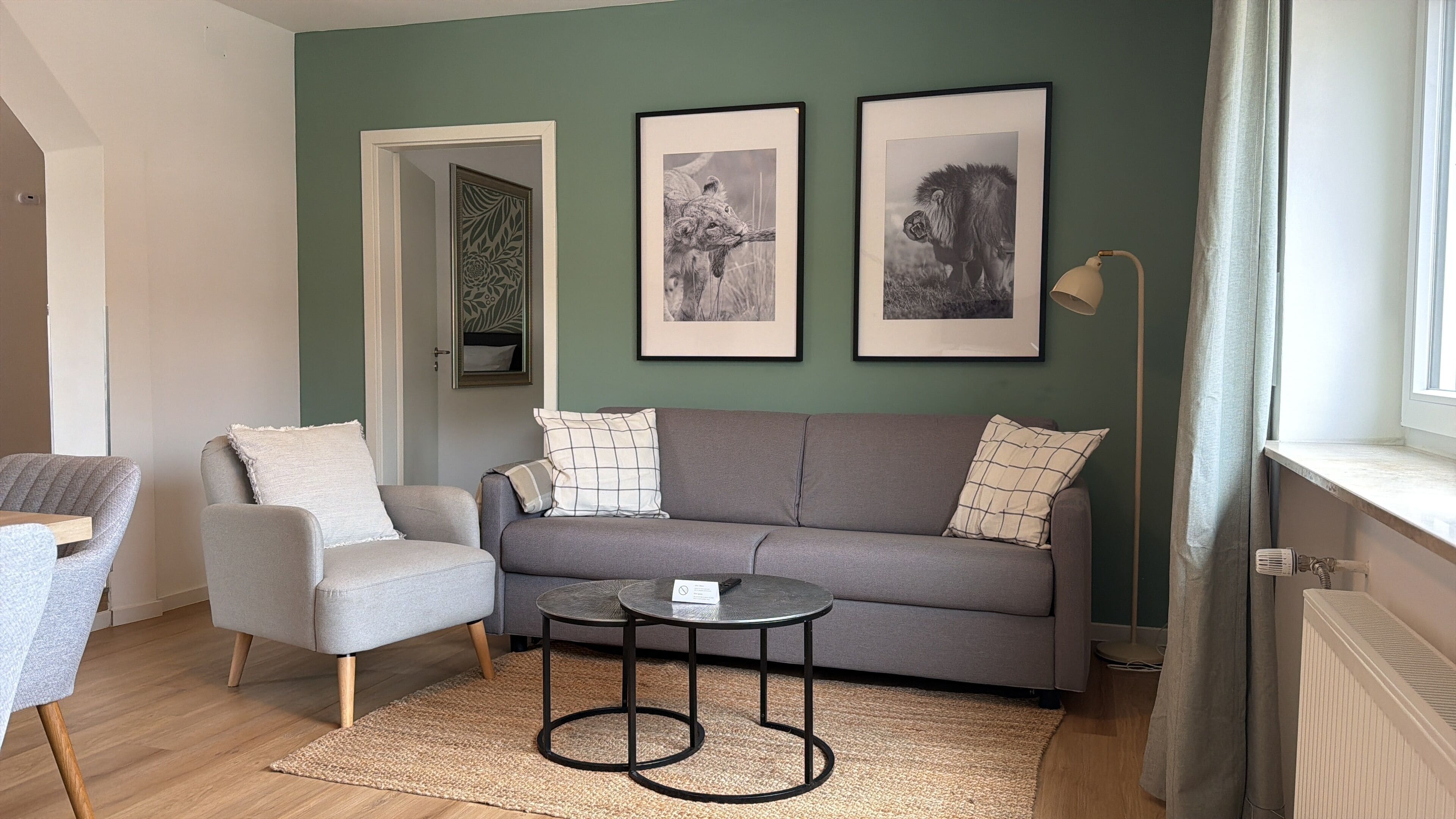 Deluxe-Apartment, 2 Schlafzimmer, Nichtraucher, Küche | Wohnbereich | 55-Zoll-Flachbildfernseher mit Satellitenempfang, Streaming-Dienste
