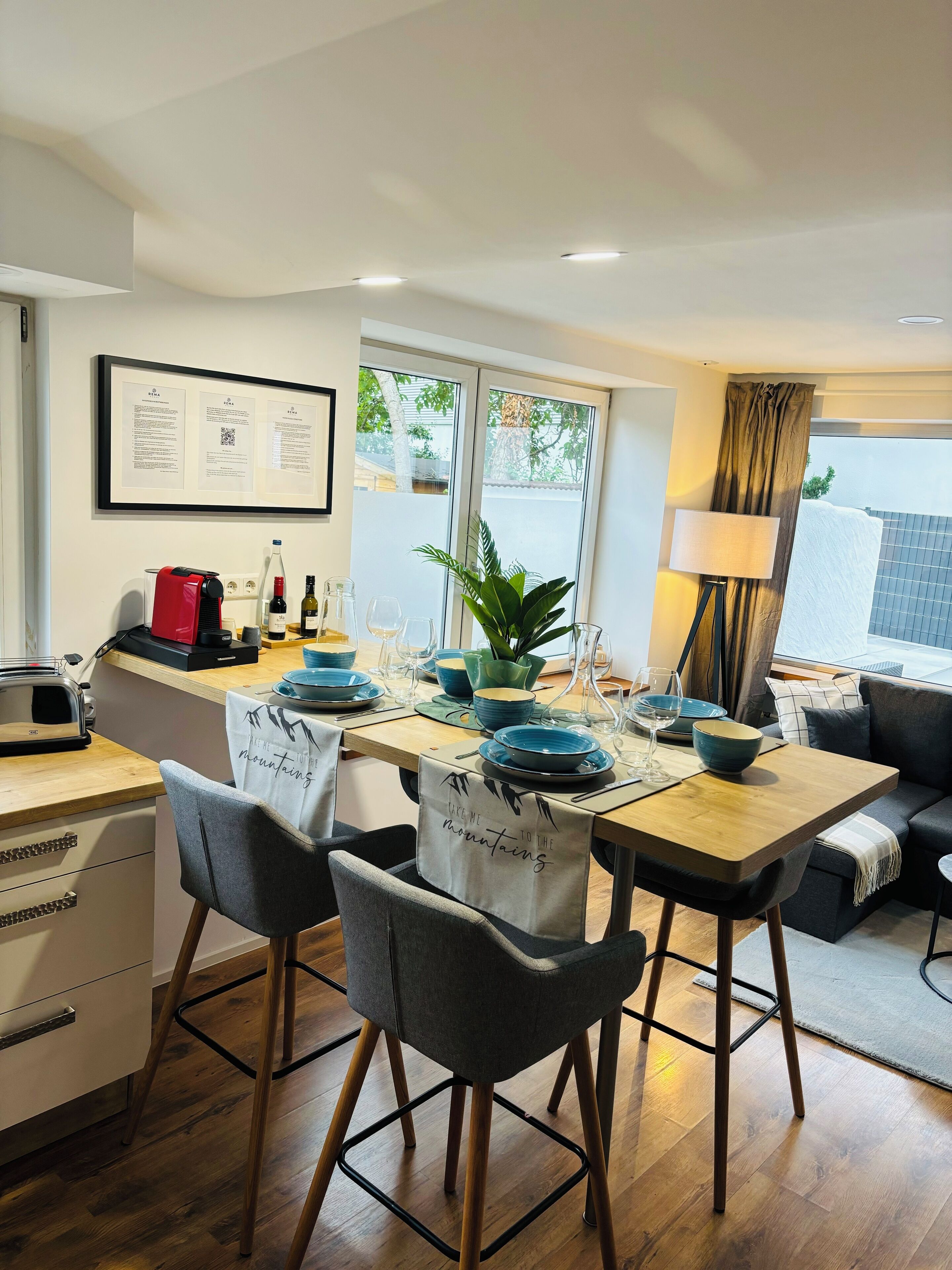 デラックス アパートメント クイーンベッド 1 台ソファーベッド付き 禁煙 ペットとの宿泊可 | リビング エリア | 55 インチの薄型テレビ (衛星放送視聴可)、ストリーミングサービス