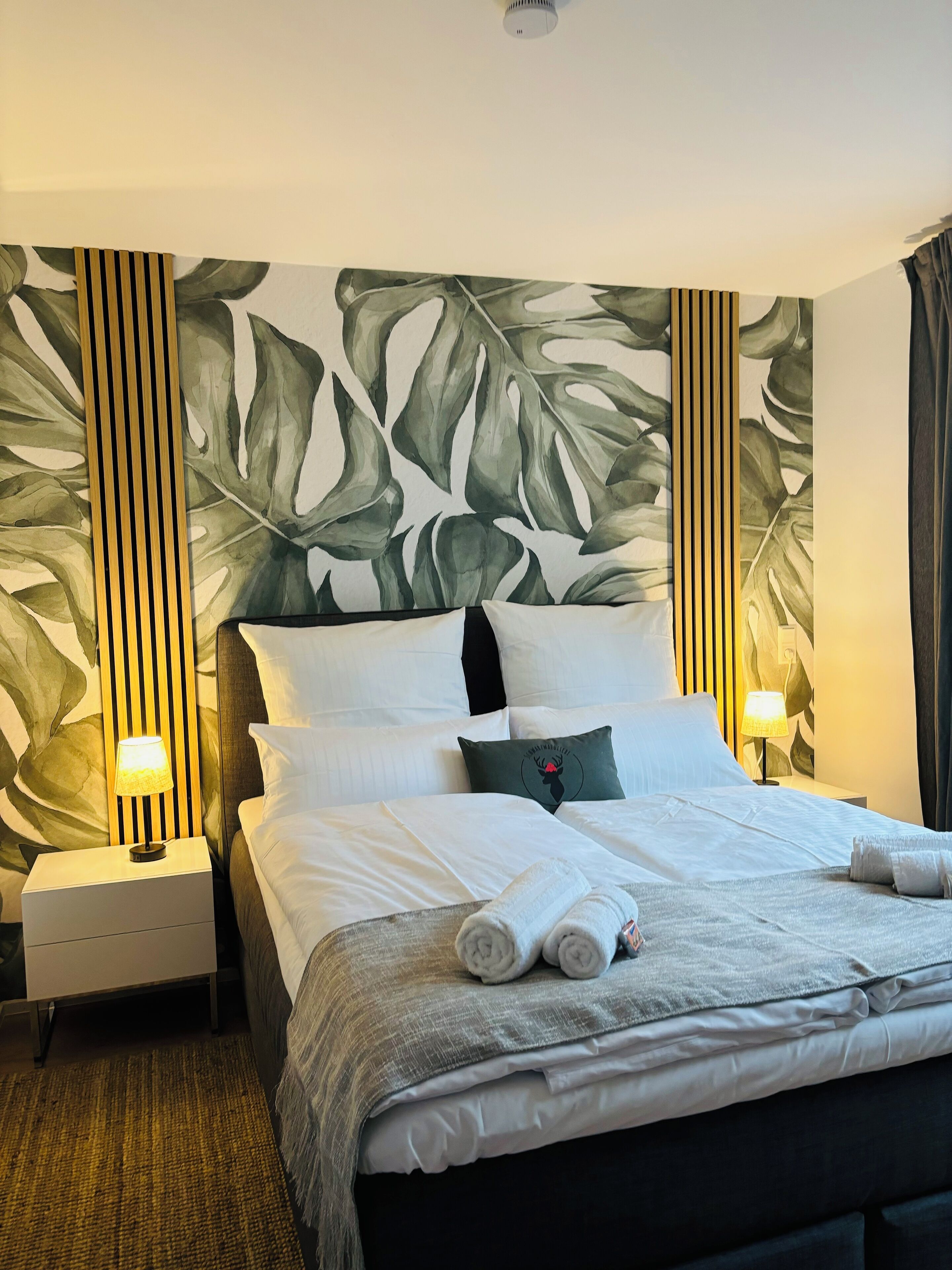 Appartement Deluxe, 1 grand lit et 1 canapé-lit, non-fumeurs, animaux de compagnie acceptés | Bureau, espace de travail pour ordinateur portable, rideaux occultants