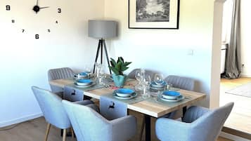 Deluxe Apartment, 2 Bedrooms, Non Smoking, Kitchen | Living area