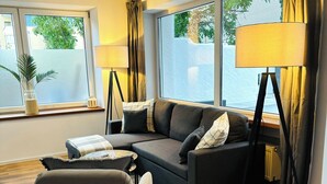 Leilighet – deluxe, 1 queensize-seng med sovesofa, ikke-røyk, kjæledyr tillatt | Oppholdsområde