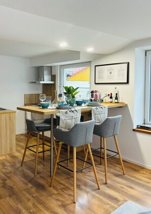 Deluxe-Apartment, 1 Queen-Bett und Schlafsofa, Nichtraucher, Haustiere gestattet | Wohnbereich | 55-Zoll-Flachbildfernseher mit Satellitenempfang, Streaming-Dienste