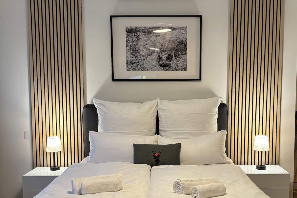 Deluxe Apartment, 2 Bedrooms, Non Smoking, Kitchen | Meja, ruang kerja komputer riba, langsir/tirai gelap terus