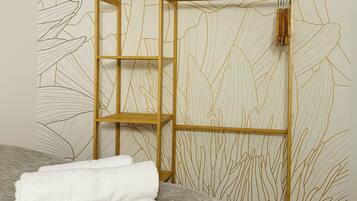 Deluxe appartement, 2 slaapkamers, huisdieren toegestaan, uitzicht op heuvels | Een bureau, een laptopwerkplek, verduisterende gordijnen