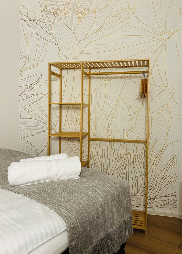 Deluxe appartement, 2 slaapkamers, huisdieren toegestaan, uitzicht op heuvels | Een bureau, een laptopwerkplek, verduisterende gordijnen