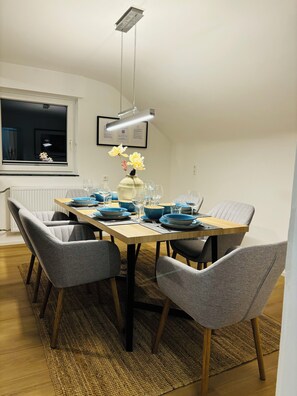 Deluxe appartement, 2 slaapkamers, huisdieren toegestaan, uitzicht op heuvels | Privékeuken | Een koelkast met diepvriezer, een oven, een kookplaat, een vaatwasser