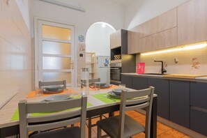 Apartamento básico, balcón | Comedor